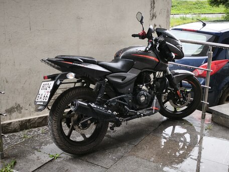 2022 Bajaj Pulsar 180, серый, 110000 рублей, вид 1