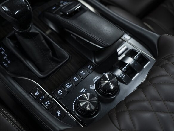 2017 Lexus LX 570 III Рестайлинг 2, белый, 7600000 рублей - вид 15