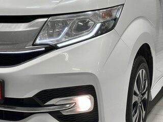 2017 Honda Stepwgn V, белый, 1897000 рублей, вид 4