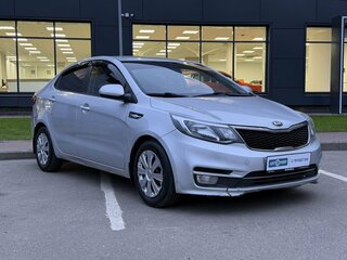 2015 Kia Rio III Рестайлинг, серебристый, 975000 рублей, вид 3