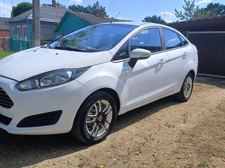 2015 Ford Fiesta Mk6 Рестайлинг, белый, 690000 рублей, вид 1