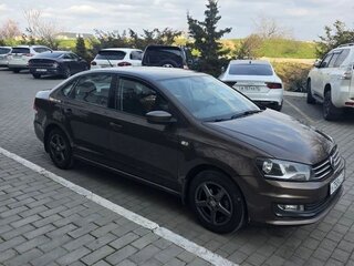 2015 Volkswagen Polo V Рестайлинг, коричневый, 900000 рублей, вид 3