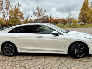 2021 Kia K5 III, белый, 3100000 рублей, вид 4