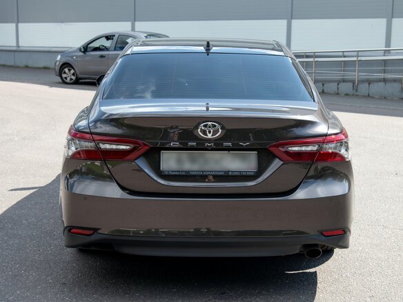 2022 Toyota Camry VIII (XV70) Рестайлинг, коричневый, 5600000 рублей - вид 6