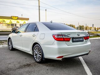 2016 Toyota Camry VII (XV50) Рестайлинг, белый, 2198000 рублей, вид 5