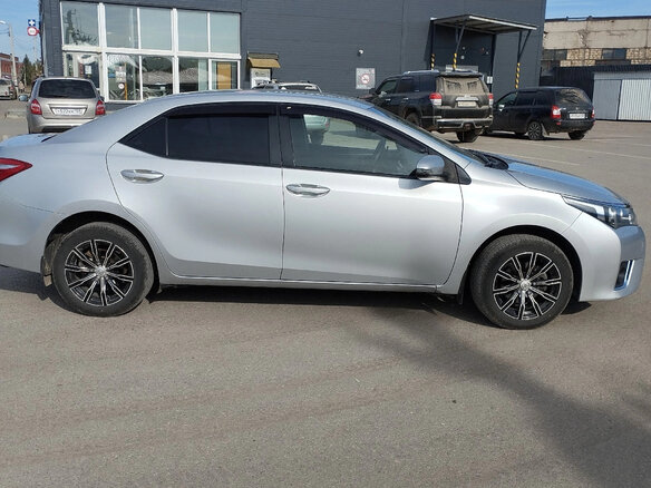 2014 Toyota Corolla XI (E160, E170, E180), серебристый, 1245000 рублей - вид 1