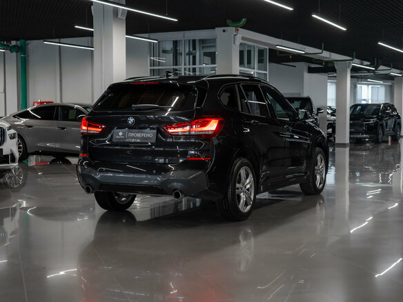 2020 BMW X1 20i xDrive II (F48) Рестайлинг, чёрный, 3770000 рублей - вид 4
