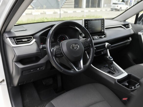 2021 Toyota RAV4 V (XA50), белый, 3447000 рублей - вид 4