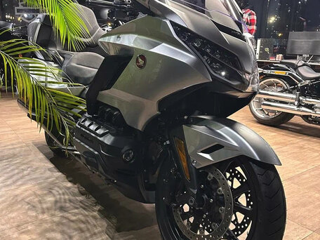 2025 Honda GL 1800 Gold Wing, серебристый, 4200000 рублей, вид 3