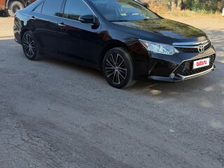 2015 Toyota Camry VII (XV50) Рестайлинг, чёрный, 1930000 рублей, вид 4