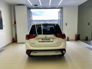 2019 Mitsubishi Outlander III Рестайлинг 3, белый, 2200000 рублей, вид 5