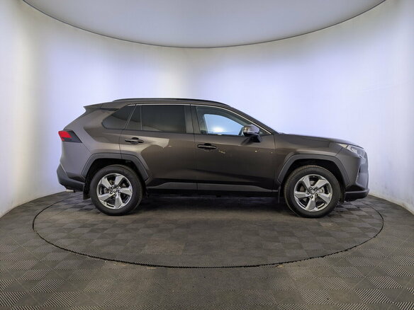 2021 Toyota RAV4 V (XA50), коричневый, 3396575 рублей - вид 3