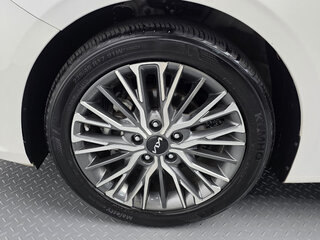 2022 Kia K3 II Рестайлинг, белый, 1450000 рублей, вид 5