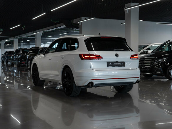 2018 Volkswagen Touareg III, белый - вид 4