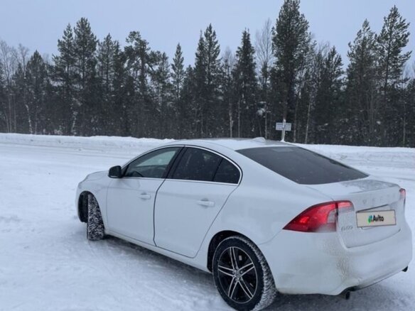 2018 Volvo S60 II Рестайлинг, белый, 2000000 рублей - вид 4