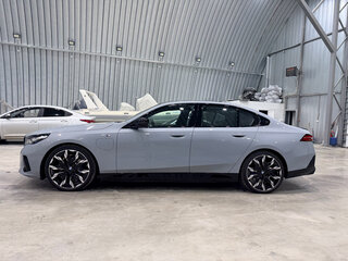2024 BMW 5 серии 530e xDrive VIII (G60/G61/G68), серый, 8400000 рублей, вид 3