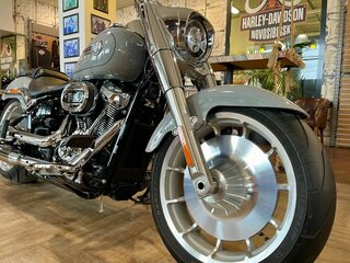 2024 Harley-Davidson Fat Boy, серый, 3099000 рублей, вид 3