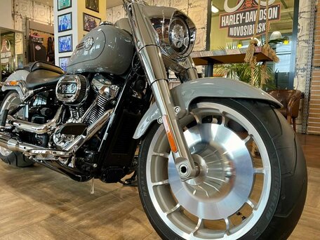 2024 Harley-Davidson Fat Boy, серый, 3099000 рублей, вид 3