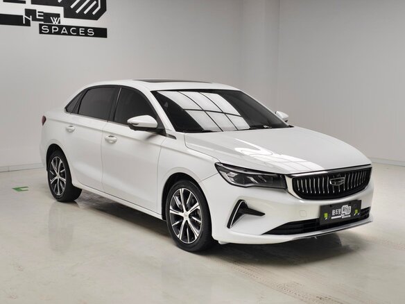 2023 Geely Emgrand II, серебристый, 920000 рублей - вид 2