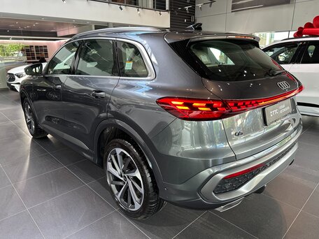 2025 Audi Q5 40 TFSI III (GU), серый, 8400000 рублей, вид 3
