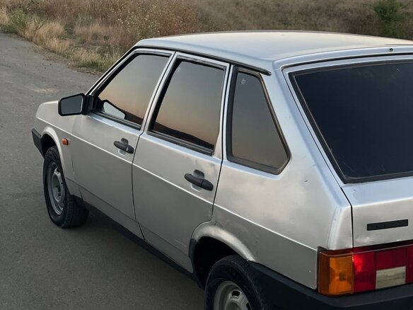 2005 Lada (ВАЗ) 21093i, серебристый, 115000 рублей - вид 2
