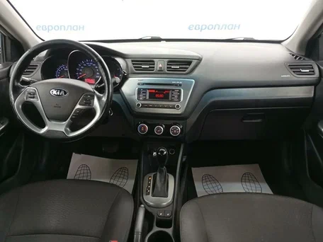 2017 Kia Rio III Рестайлинг, серебристый, 1074000 рублей, вид 5