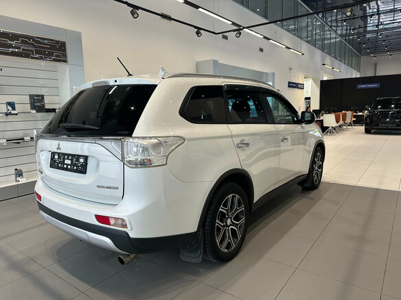 2014 Mitsubishi Outlander III Рестайлинг, белый, 1570000 рублей - вид 5