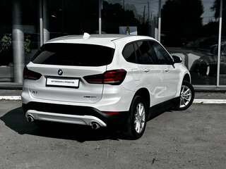 2020 BMW X1 20i xDrive II (F48) Рестайлинг, белый, 2990000 рублей, вид 4