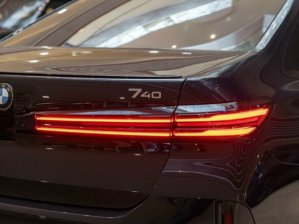 2026 BMW 7 серии 740 xDrive VII (G70) Рестайлинг, синий, 24190000 рублей - вид 36
