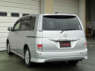 2013 Toyota ISis I Рестайлинг, серебристый, 955000 рублей, вид 4