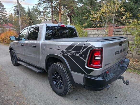 2024 Ram 1500 Crew Cab V Рестайлинг, серый, 7700000 рублей - вид 2