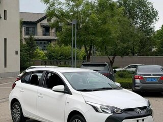 2022 Toyota Yaris L XP150 Рестайлинг, белый, 1297000 рублей, вид 3