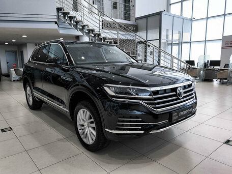 2020 Volkswagen Touareg III, чёрный, 4250000 рублей, вид 3
