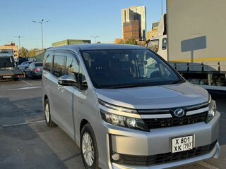 2014 Toyota Voxy III (R80), серебристый, 2050000 рублей, вид 1