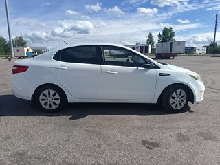 2013 Kia Rio 4-speed III, белый, 600000 рублей, вид 5
