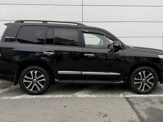 2013 Toyota Land Cruiser 200 Series Рестайлинг 1, чёрный, 3900000 рублей, вид 4