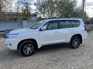 2021 Toyota Land Cruiser Prado 150 Series Рестайлинг 2, белый, 4780000 рублей, вид 4