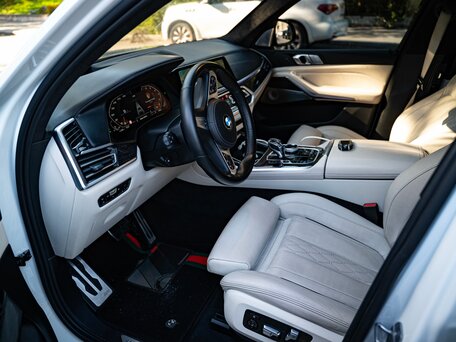2021 BMW X7 40i I (G07), белый, 7000000 рублей, вид 4