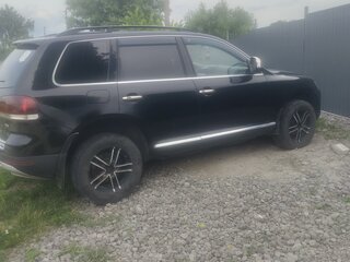 2009 Volkswagen Touareg I Рестайлинг, чёрный, 950000 рублей, вид 2