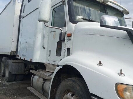 2002 International 9000 Series, белый, 1400000 рублей, вид 1