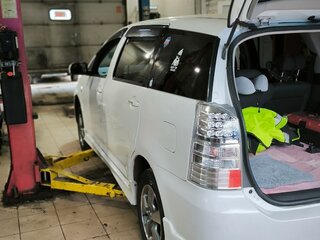 2003 Toyota Wish I, белый, 700000 рублей, вид 4