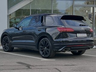 2021 Volkswagen Touareg III, чёрный, 5950000 рублей, вид 4