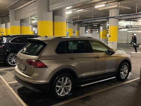 2018 Volkswagen Tiguan II, бежевый, 2050000 рублей, вид 4