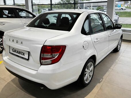 2026 Lada (ВАЗ) Granta I Рестайлинг, белый, 987000 рублей, вид 4