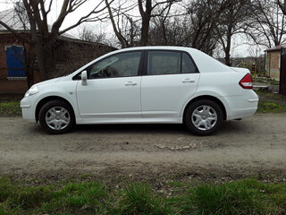 2011 Nissan Tiida I Рестайлинг, белый, 730000 рублей, вид 3