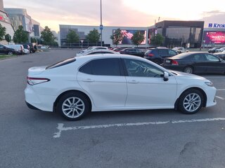 2021 Toyota Camry VIII (XV70) Рестайлинг, белый, 2050000 рублей, вид 4
