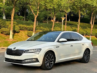 2023 Skoda Superb III Рестайлинг, белый, 1901025 рублей, вид 1