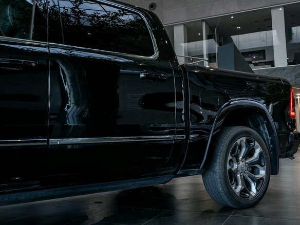 2023 Ram 1500 Crew Cab eTorque V, чёрный, 9500000 рублей - вид 3
