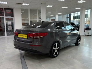 2017 Kia Rio III Рестайлинг, серый, 950000 рублей, вид 4