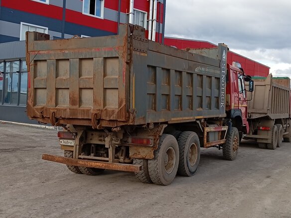 2022 Sinotruk Howo ZZ3327, красный, 3479375 рублей - вид 2